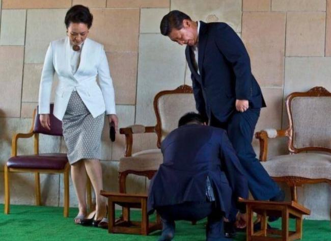 美中差异巨大：川普自己擦鞋60年  习近平被伺候