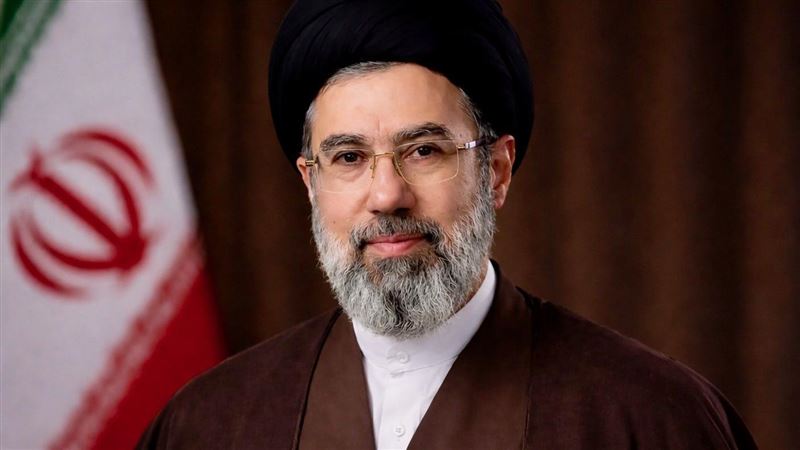 哈梅内伊·梅尔尼次子穆吉塔巴接替亡父,成为伊朗最高领袖,创下1979年伊斯兰共和国成立以来的该职位世袭首例。 (图/翻摄自X平台 @BRICSinfo)