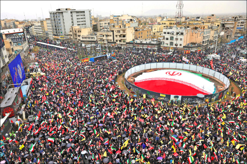 伊朗首都德黑兰13日举行声援巴勒斯坦人的圣城日示威，包括伊朗总统、外长与最高国家安全委员会首长在内的三巨头都公开上街参与游行，丝毫无视美以两国的斩首威胁。 （路透）