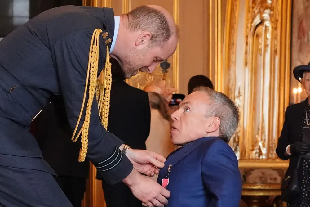 威廉王子俯身给侏儒演员授勋，全网点赞