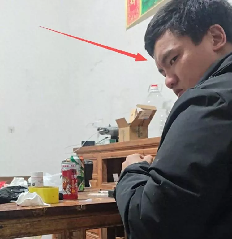 三瓶牛奶竟骂了女儿两小时!男子正脸曝光眼神瘆人