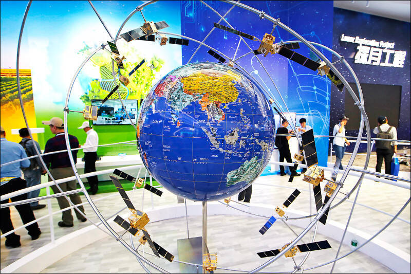 中國準備為其自行研發的北斗衛星導航系統，進行名為「引星入地」的工程，讓隧道、地下停車場、地下礦場等地也能接收到北斗衛星訊號。圖為「北斗衛星導航系統」於第十二屆中國國際航空航天博覽會展出。（美聯社檔案照）