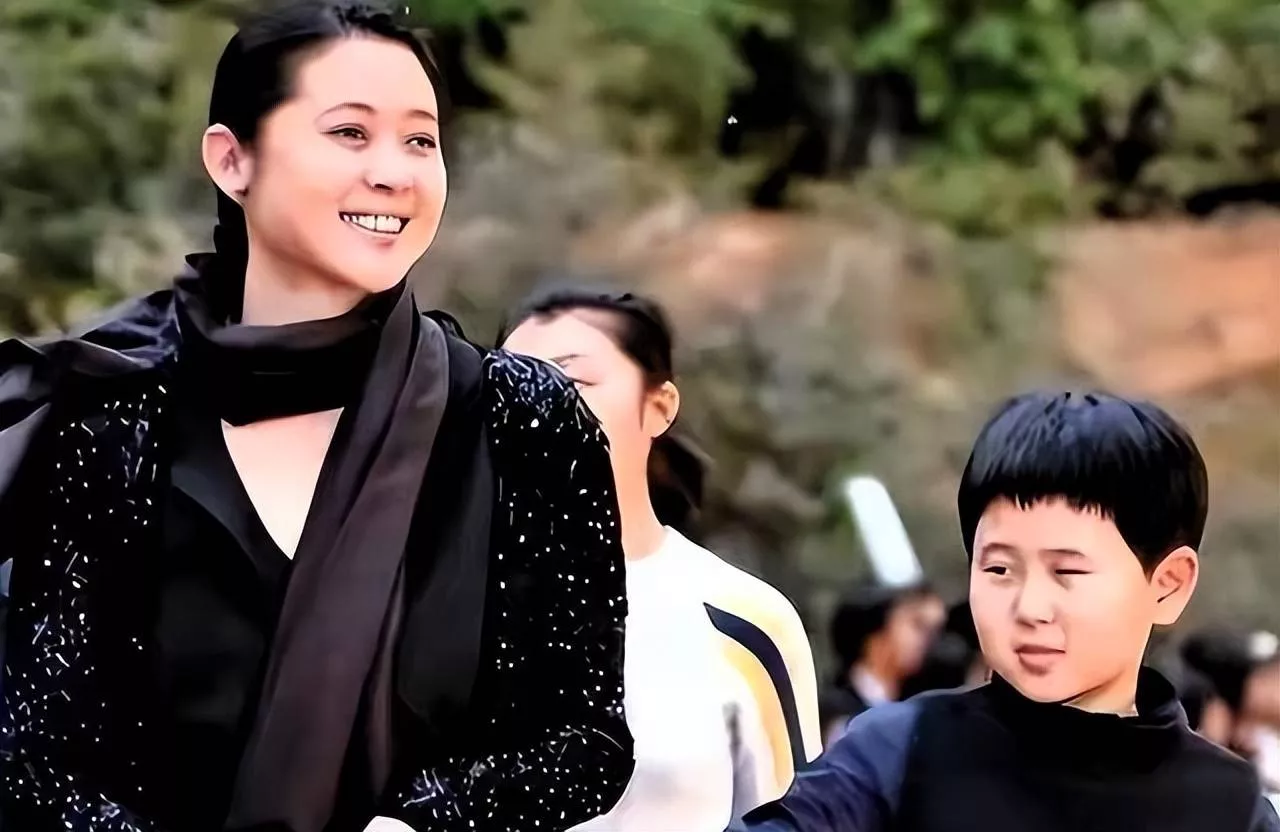 倪萍眼疾儿子久违曝光,担心儿子婚姻问题,一起探望渐冻症好友