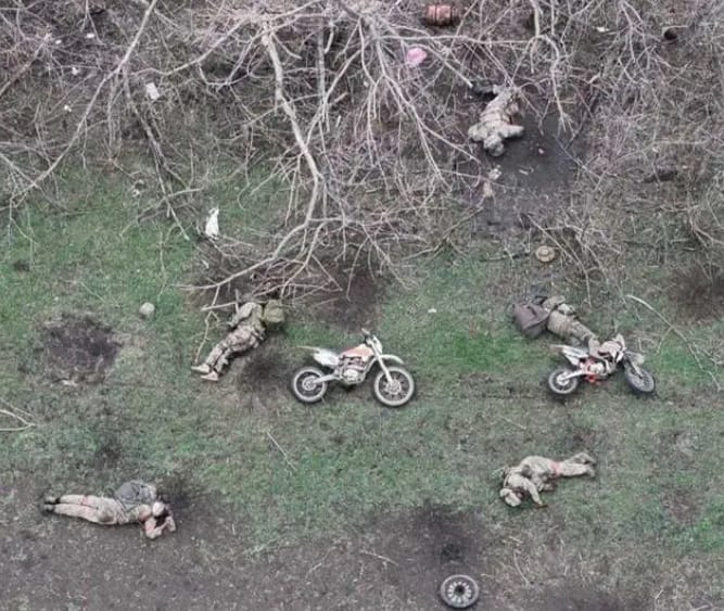 进攻库皮扬斯克的俄军摩托车队遭乌军无人机集体歼灭。 图 : 翻摄自环球战略解读