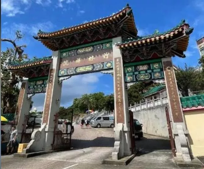 1人送医1人被捕 禅院和尚打架 网民嬉笑连天