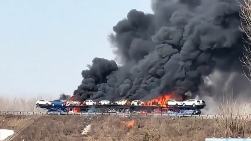 河北高速路十多辆新能源车陷入火海画面堪比战场(视频)