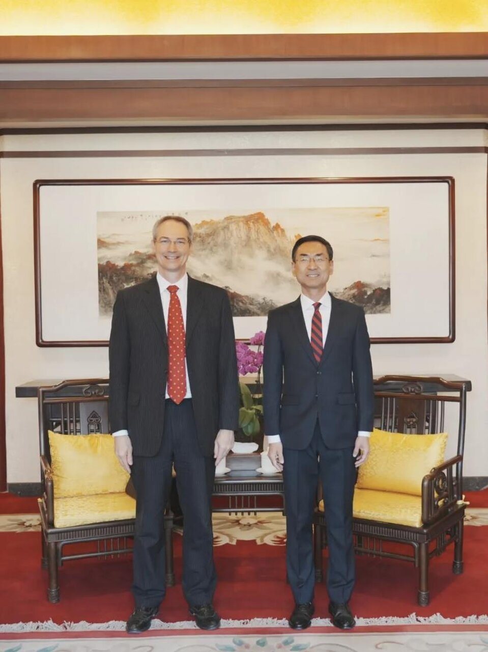 大陆「战狼」外交官耿爽(右)近日转任中国人民外交学会副会长,于16日会见中国美国... 大陆「战狼」外交官耿爽(右)近日转任中国人民外交学会副会长,于16日会见中国美国...