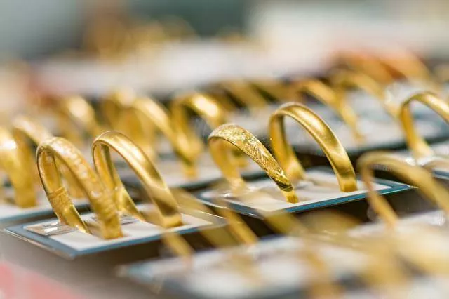 14岁孩子私售家中45克金饰,商家压价耍秤只给了2.8万