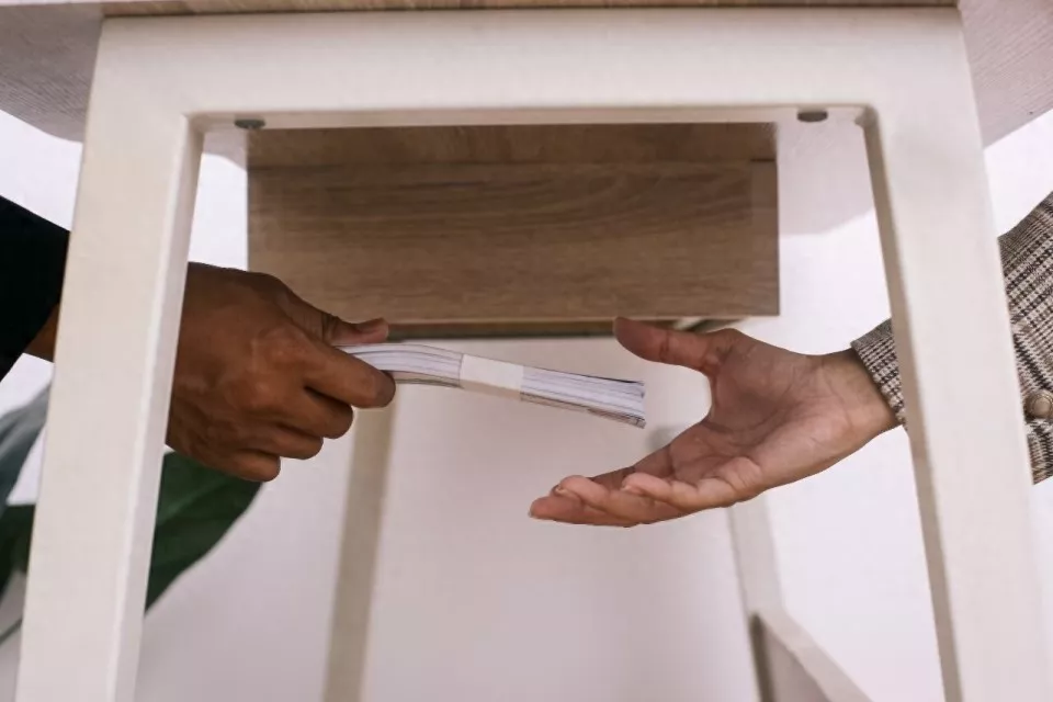 男子收“第三者”补偿费被判刑,改判无罪后要钱被驳回