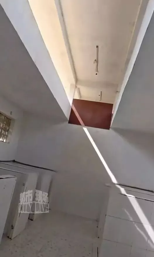 学校男厕装监控,安装在天花板距地面约4米高