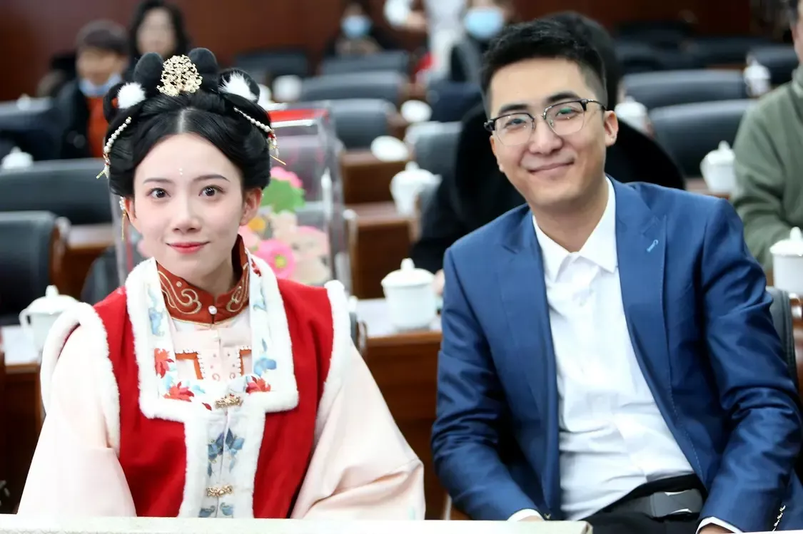 ▲2021年12月10日，陕西省西安市，西安大唐不夜城“不倒翁小姐姐”（冯佳晨）婚后复出，与丈夫孙宇一起参加讲述“全家福”的故事 图据视觉中国