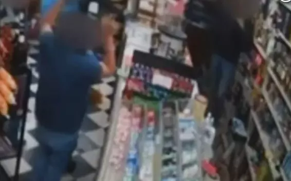 为留美国 11印度人自导自演持枪抢劫 监控录全程