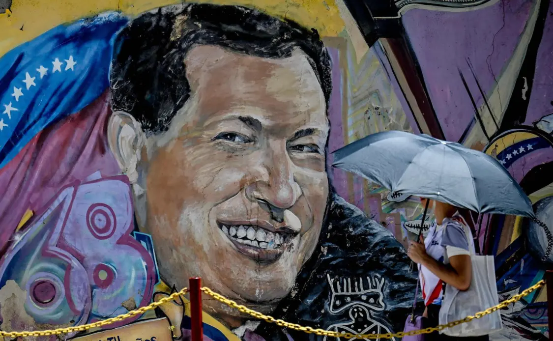 ▲3月5日,在委内瑞拉,一名女子参加查韦斯去世13周年纪念活动 据视觉中国