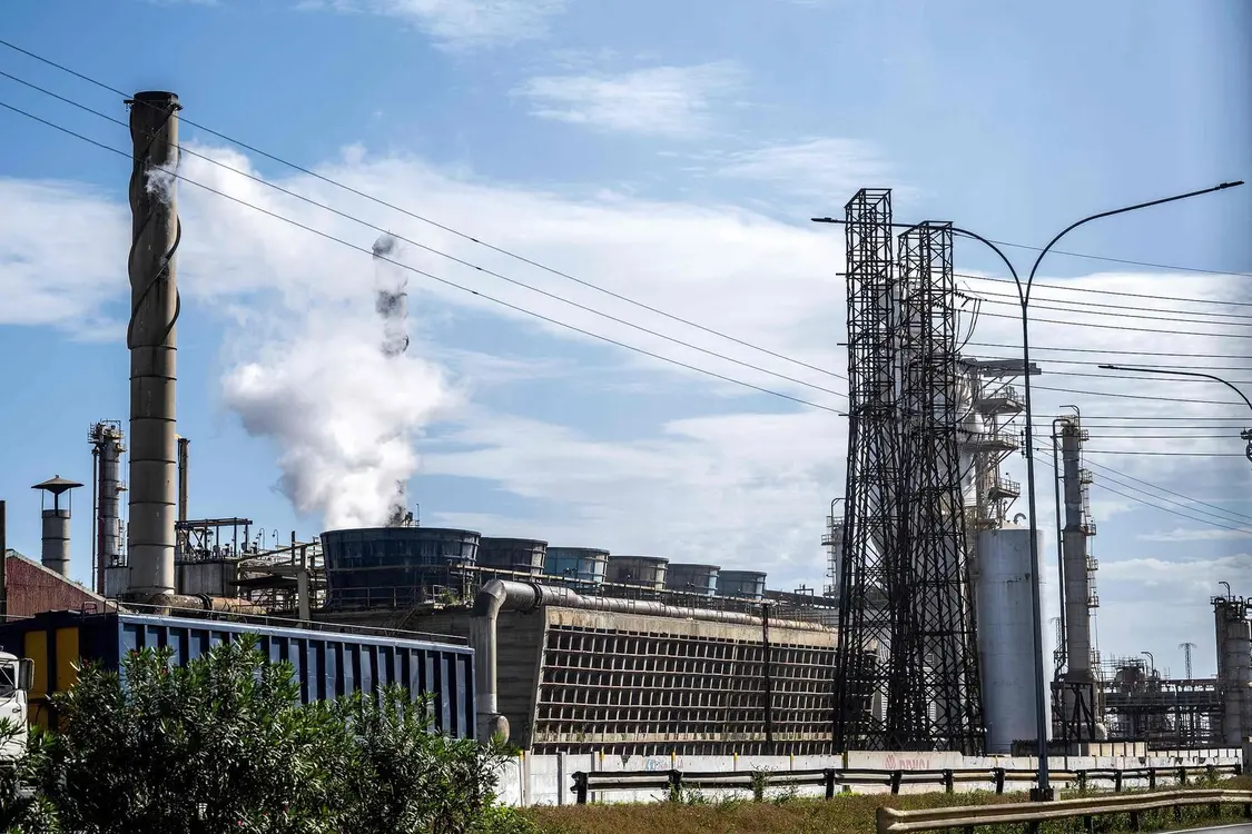 ▲委内瑞拉卡拉沃沃州卡贝略港的一家炼油厂 据视觉中国