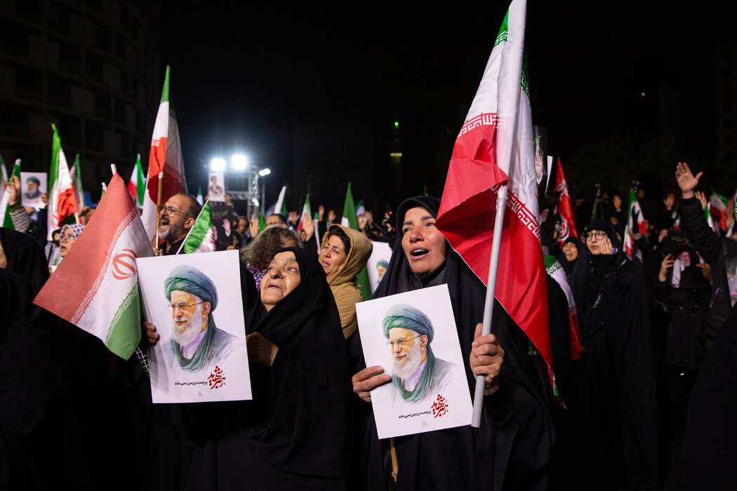本月在德黑兰，伊朗人悼念逝世的最高领袖阿亚图拉阿里·哈梅内伊。