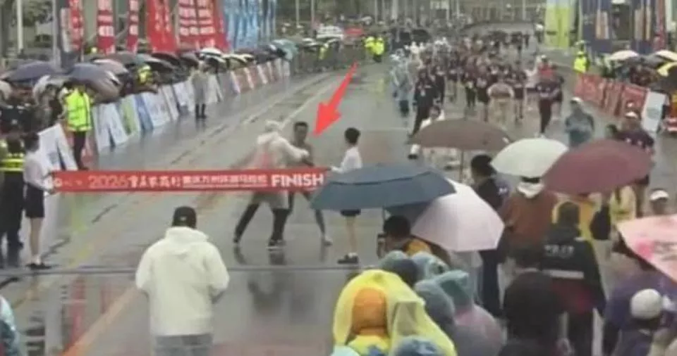 重庆马拉松赛冠军选手最后冲刺被拦停 引热议