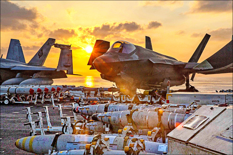 本月初停在美军林肯号航母甲板上的陆战队F-35C战机。 美军证实一架F-35A战机在伊朗执行作战任务过程中迫降，但未说明原因。 （路透）