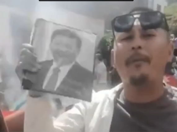 至少数百册习近平的书被烧 中共很恼火 至少数百册习近平的书被烧 中共很恼火