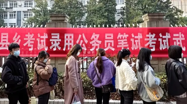 因两年前匿名发表“极端言论”,中国女子被举报至取消公务员考试资格- BBC News 中文