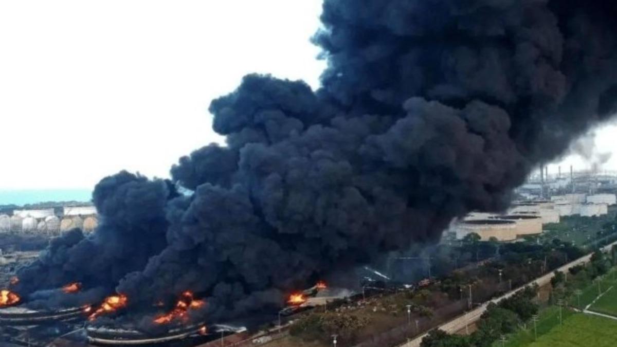 科威特境内最大的米纳艾哈迈迪（Mina al-Ahmadi）炼油厂遭到伊朗无人机攻击，滚滚黑烟窜天。 （图/翻摄 X @Thenews1414）