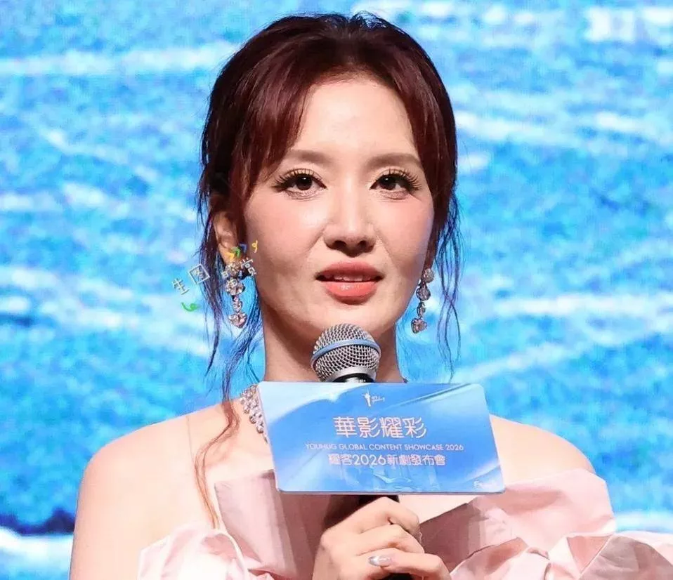 45岁张萌脸崩了，下巴坑坑洼洼后遗症明显