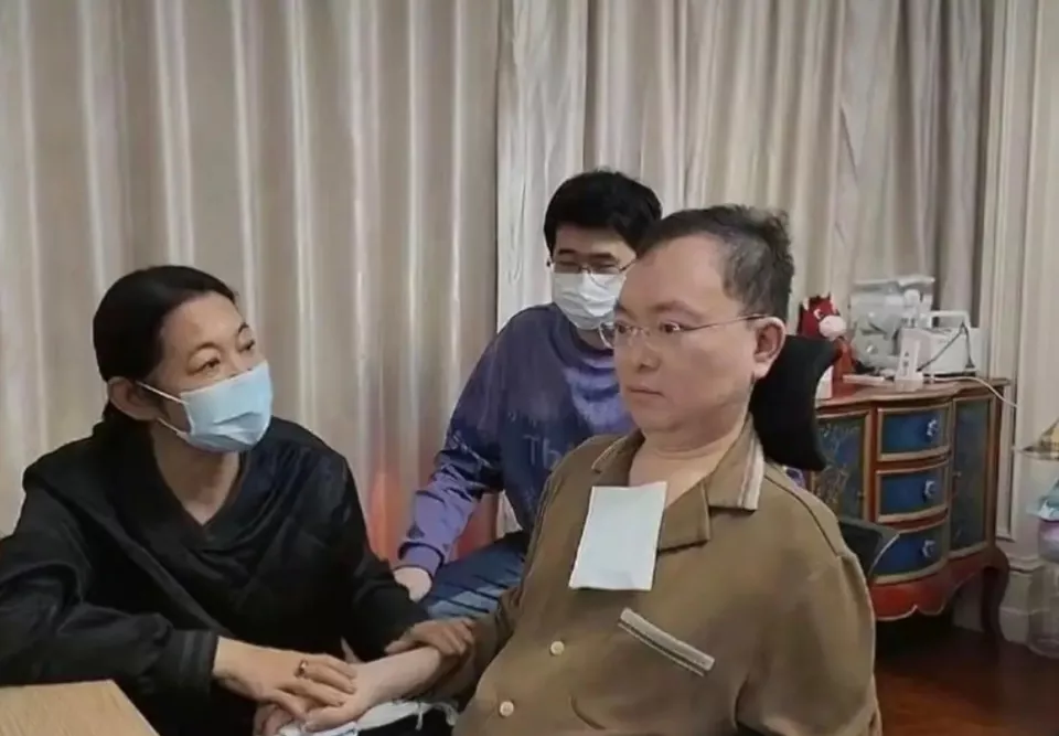 倪萍27岁儿子罕见露面:天生眼疾险失明