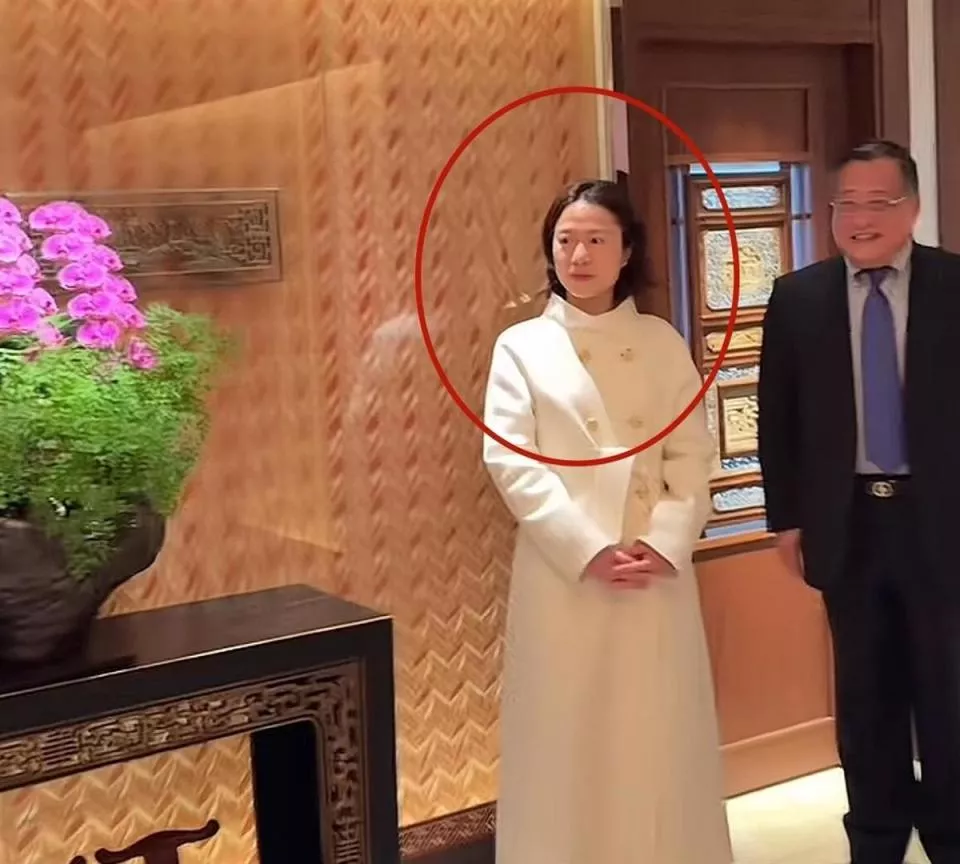 49岁翁帆出席活动，杨振宁好友对她的称呼变了