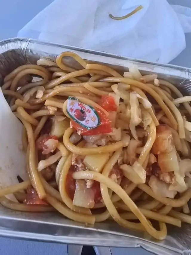 飞机餐里吃出一个贴纸，投诉后千元赔偿变“封口费”