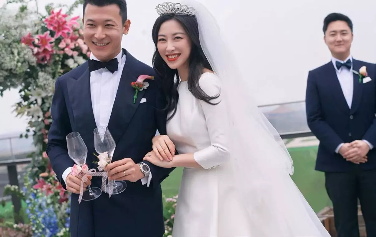 朱珠结婚5年了!4岁女儿梨涡和妈妈一模一样,朱珠穿黑裙好美