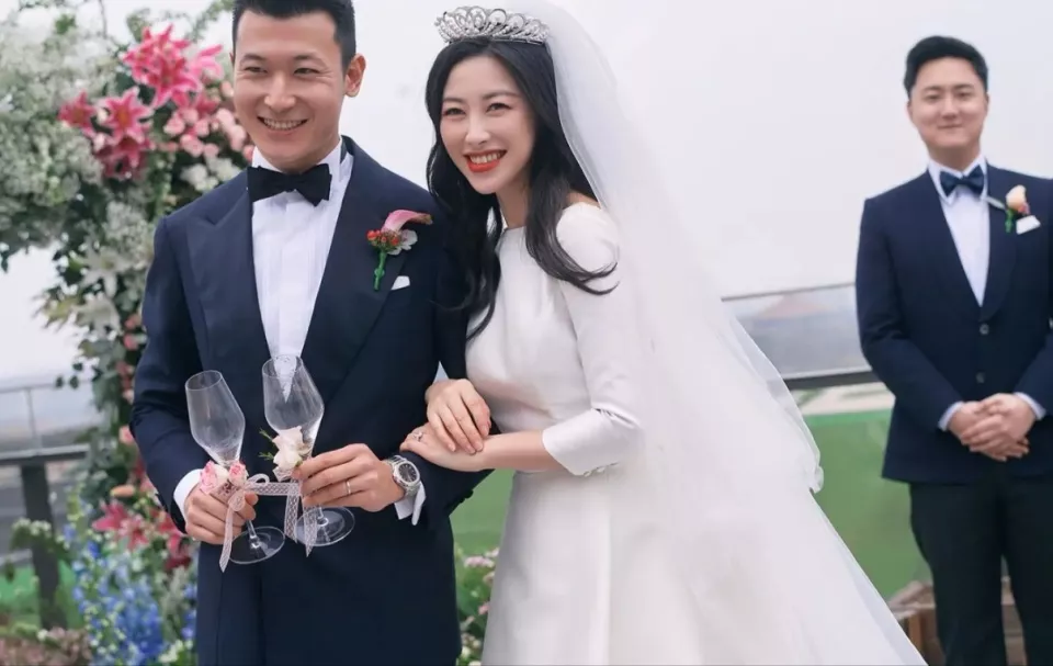 朱珠结婚5年了！4岁女儿梨涡和妈妈一模一样