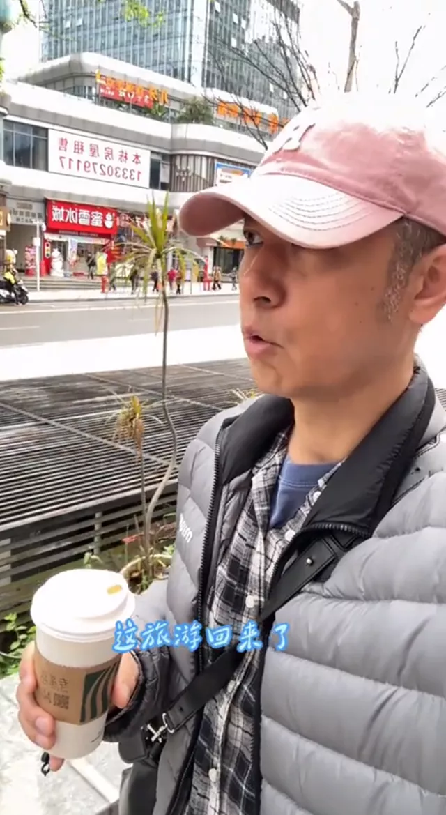 任重晒夫妻日常，和老婆孙骁骁坐路边小店吃面