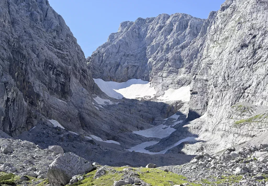当地时间2023年8月12日，德国巴伐利亚州，布劳艾斯冰川上积雪所剩无几。视觉中国 图