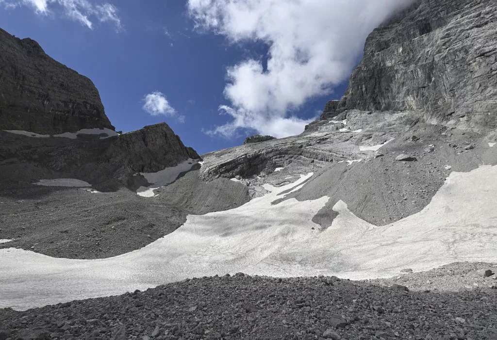 当地时间2023年8月11日，德国巴伐利亚州，瓦茨曼冰川上积雪慢慢减少。视觉中国 图