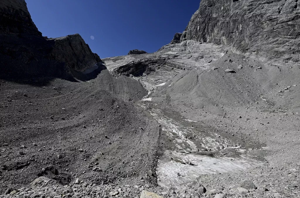 当地时间2025年8月12日，德国贝希特斯加登，瓦茨曼冰川只剩下碎石和残雪。视觉中国 图