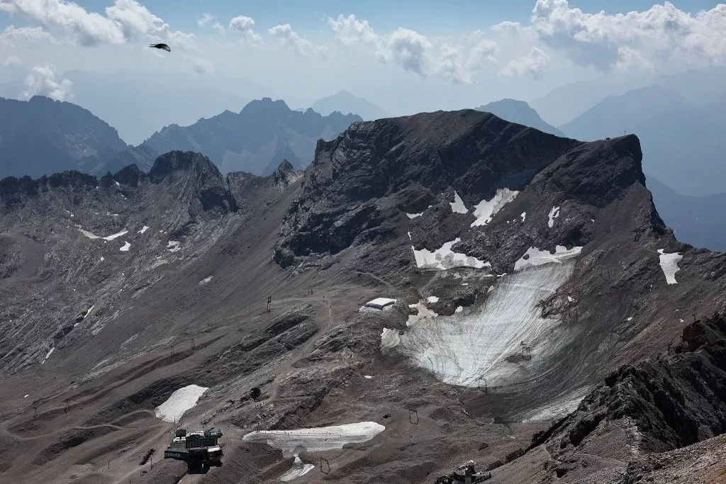 当地时间2025年6月的施内费纳冰川。视觉中国 图