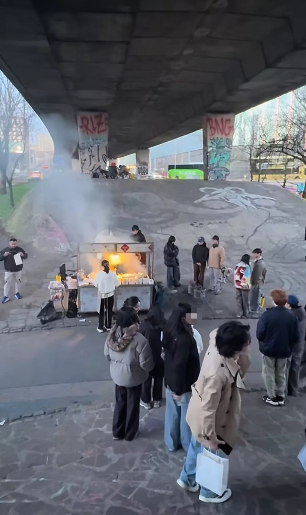 英国曼彻斯特桥洞下惊现中国烧烤摊 留学生排队买