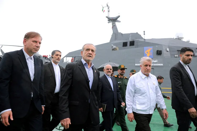 伊朗總統裴澤斯基安(左二)視察伊朗軍備。路透社資料照片