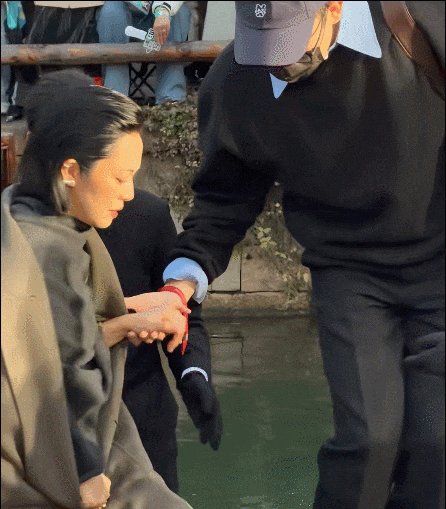 姚晨官宣离婚后首现身!大背头配灰大衣女王气场,体面翻篇太飒了