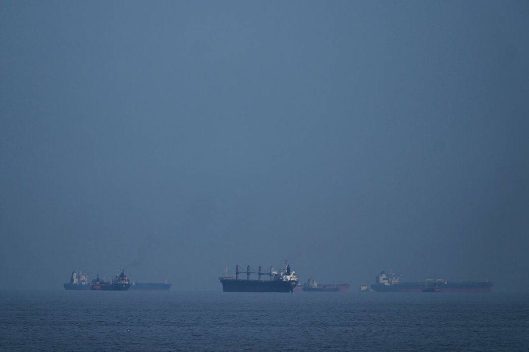 图为11日荷莫兹海峡的几艘油轮和货轮。 美联社