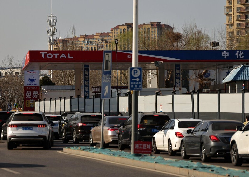 因预期油价23日24时将再度调升,许多大陆民众周日就提前加油。图为北京一处加油站... 因预期油价23日24时将再度调升,许多大陆民众周日就提前加油。图为北京一处加油站...