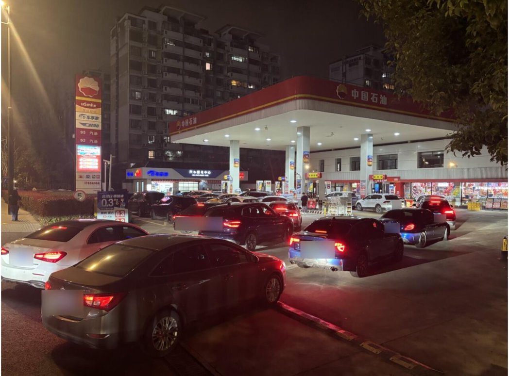 由于成品油油价大幅上涨,上海各加油站3月22日晚间,排起长队,等待加油。(极目新... 由于成品油油价大幅上涨,上海各加油站3月22日晚间,排起长队,等待加油。(极目新...