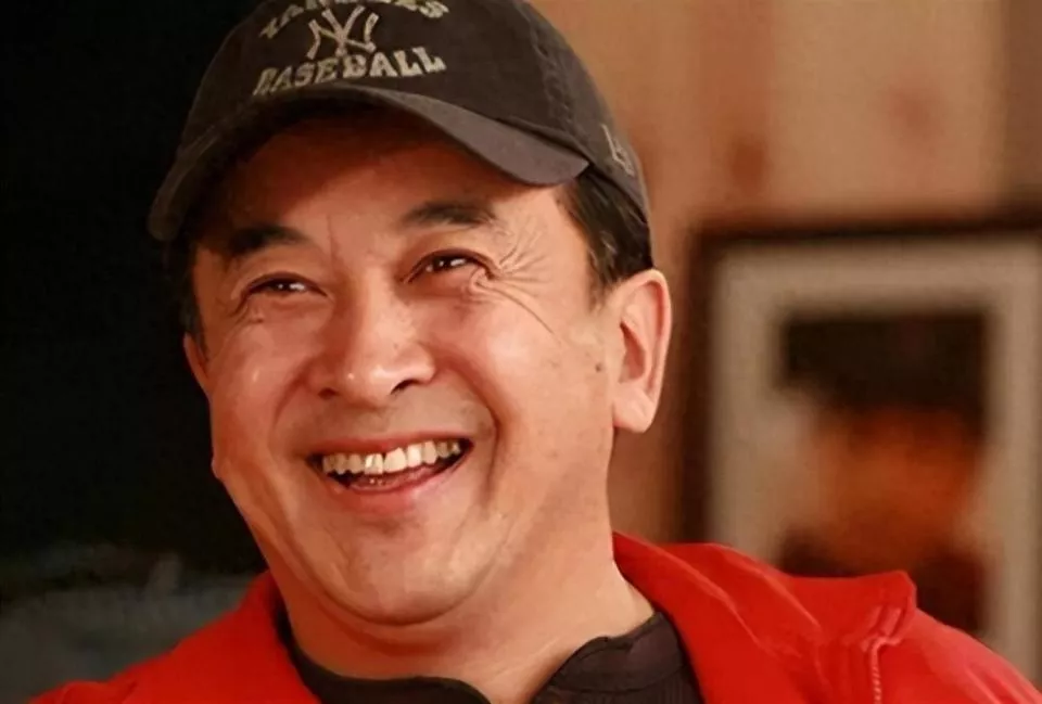 24次上春晚,65岁工作没了老到走路靠人搀扶,黄宏现在过得如何?