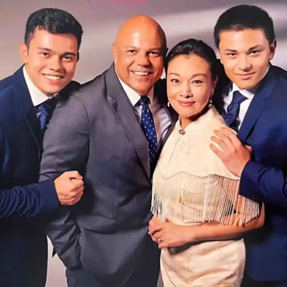 史可俩儿子真帅,18岁豹子身高超190很壮实,大儿子随母姓长得像爹