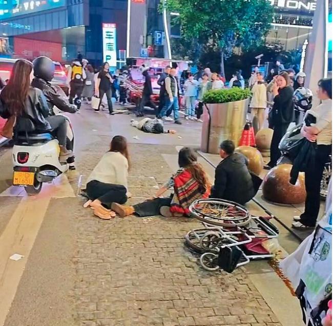 突发:重庆一男子驾车冲撞人群 现场惨烈 突发:重庆一男子驾车冲撞人群 现场惨烈