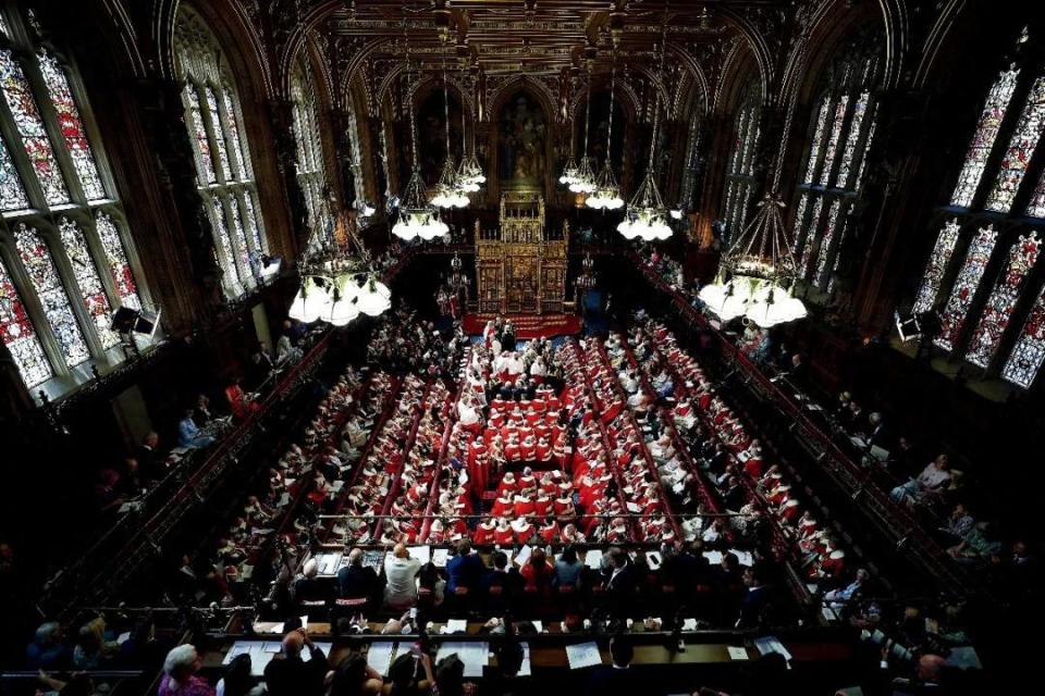 数月拉锯僵持与交易 英国世袭贵族“退位了”