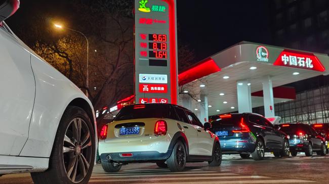 加油站排队100多米,再打钱包就撑不住了 加油站排队100多米,再打钱包就撑不住了