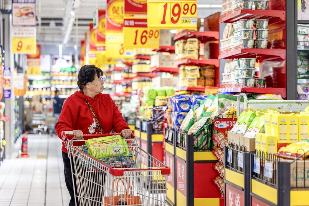 消费者在大陆黑龙江齐齐哈尔市一家超市选购商品。(新华社资料照) 消费者在大陆黑龙江齐齐哈尔市一家超市选购商品。(新华社资料照)