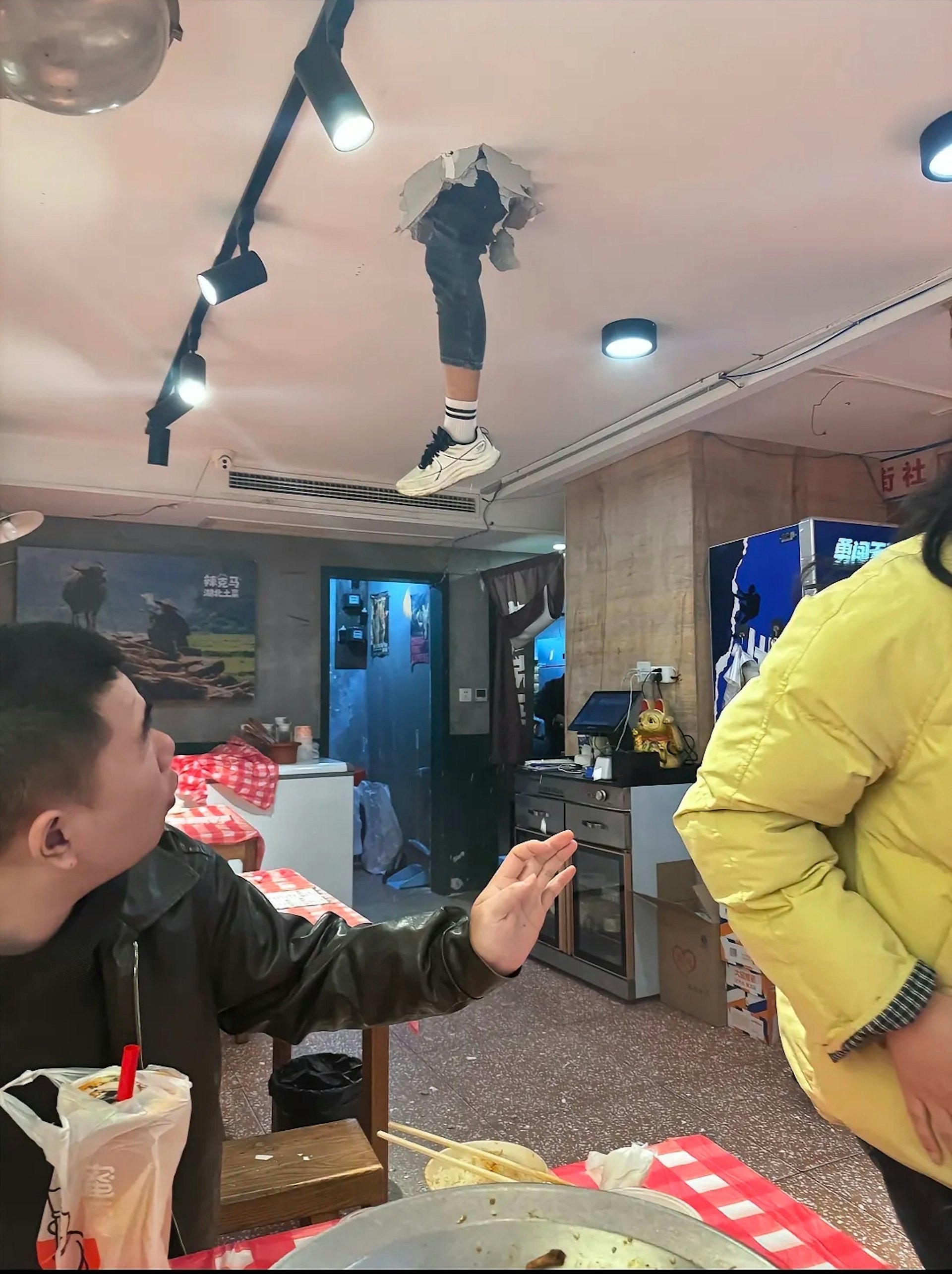 武漢食客食牛蛙驚見「加料」 天花板穿洞人腿懸半空食客嚇餐飽