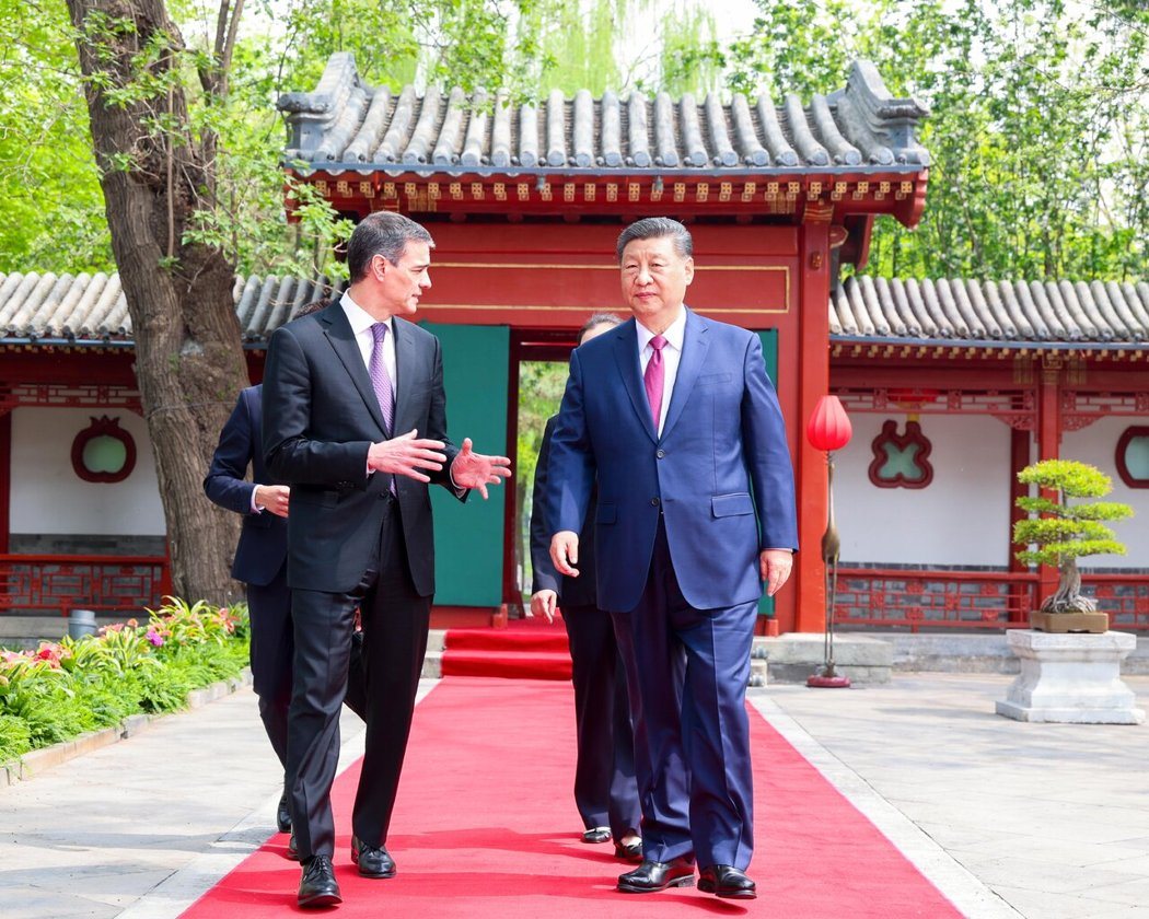 西班牙首相桑切斯将再度访问中国大陆。图为025年4月11日,大陆国家主席习近平在... 西班牙首相桑切斯将再度访问中国大陆。图为025年4月11日,大陆国家主席习近平在...