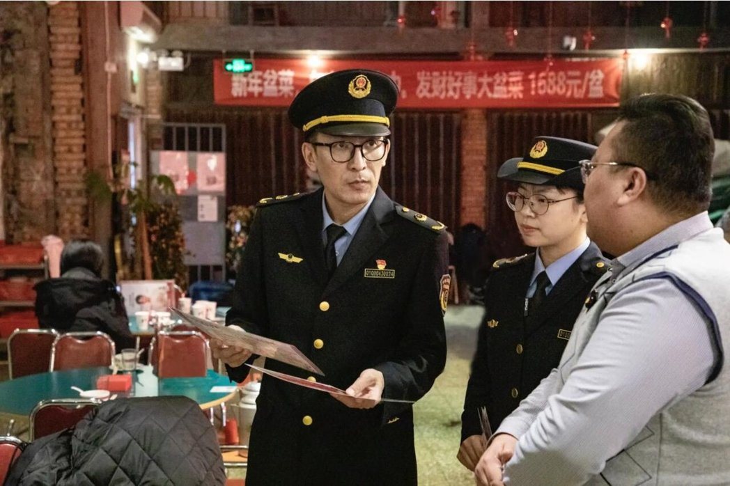 北京市监局约谈12平台要求整改。图为北京市监局查核餐饮企业。(大陆央广网) 北京市监局约谈12平台要求整改。图为北京市监局查核餐饮企业。(大陆央广网)